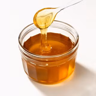 Mật ong: Mật ong chứa một lượng lớn axit amin, vitamin và carbonhydrate dễ được cơ thể hấp thụ. Đối với da, nó là sản phẩm chăm sóc tuyệt vời. Ngoài ra, sử dụng mật ong vào mùa thu có thể giúp lợi phổi.