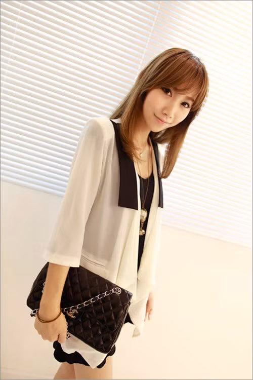 Đối với những cô nàng công sở mê blazer, màu trắng và đen luôn là hai gam màu được chọn lựa nhiều nhất vì dễ kết hợp với bất cứ màu sắc nào.