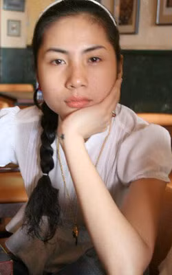 Trang phục giản dị.
