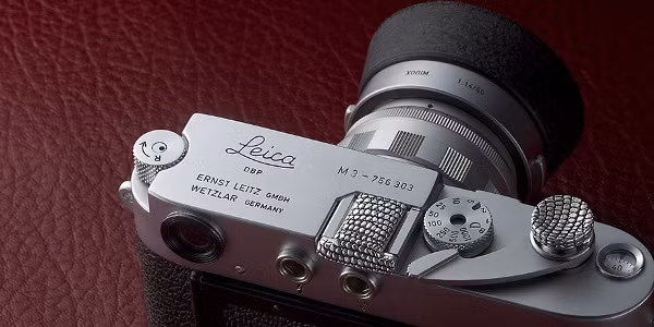 Bạn có để ý rằng, có nhiều bộ phận trên chiếc DSLR phải làm việc với cường độ cao, hoặc chịu nhiều va chạm, ma sát nhưng lại không hề được bảo vệ gì không? Xuất phát từ ý tưởng đó, nhà thiết kế Jay Tsujimura đến từ Nhật Bản đã phát minh ra nút bọc phím chụp và đế gắn flash dành cho máy ảnh.