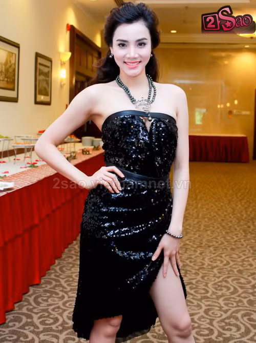 Ngoài ra bộ trang sức hơn 300 triệu đồng càng khiến cô nổi bật hơn