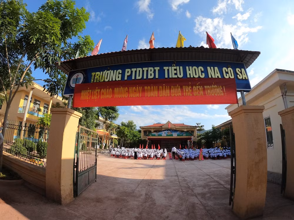 Ở vùng biên như xã vùng khó Na Cô Sa, trường học chính là nơi đẹp nhất so với các công trình cả xã. Ảnh: LC