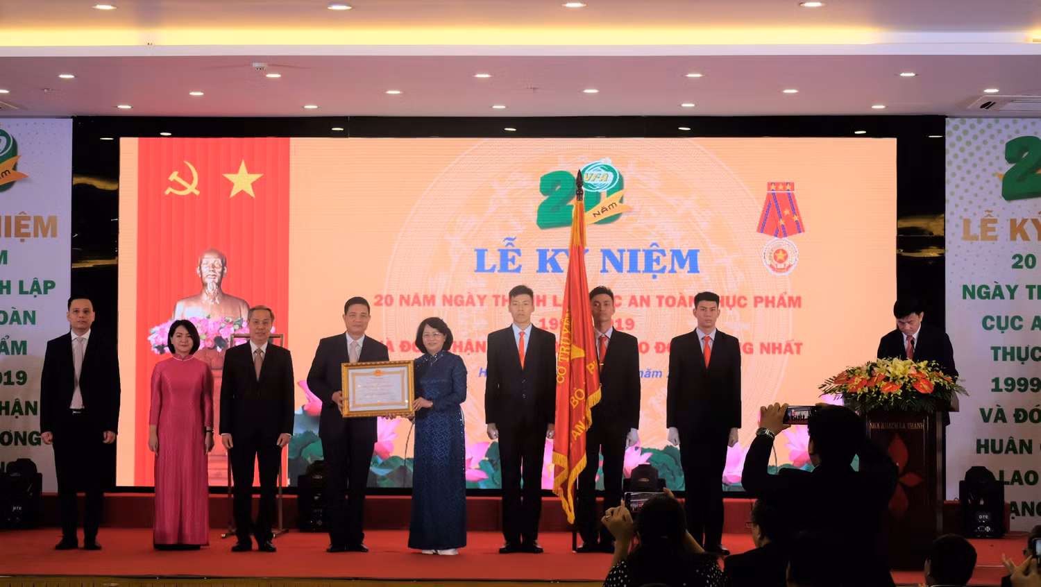 Phó chủ tịch nước Đặng Thị Ngọc Thịnh thay mặt lãnh đạo Đảng, Nhà nước trao Huân chương Lao động hạng Nhất cho Cục An toàn thực phẩm (Bộ Y tế). Ảnh LC Phó chủ tịch nước Đặng Thị Ngọc Thịnh thay mặt lãnh đạo Đảng, Nhà nước trao Huân chương Lao động hạng Nhất cho Cục An toàn thực phẩm (Bộ Y tế). Ảnh LC