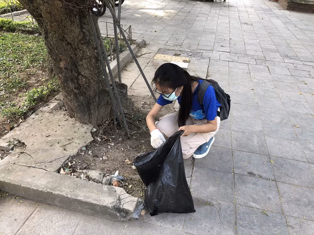 Khánh An tham gia cùng các bạn trong dự án Save Earth.