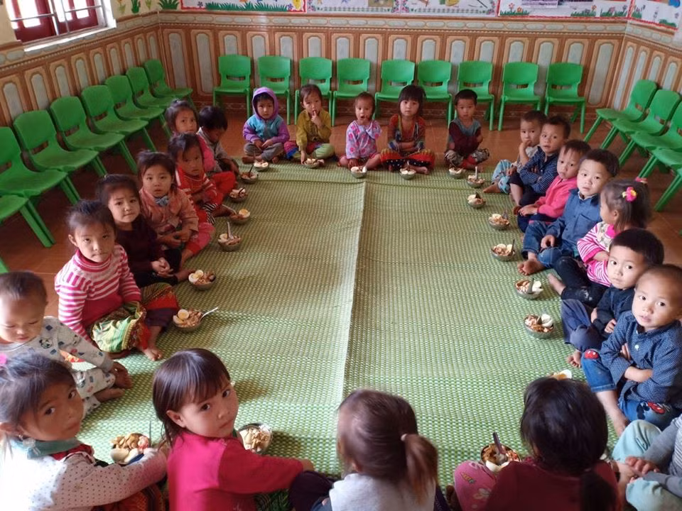 Bữa cơm ấm lòng của các em học sinh điểm trường Làng Tấn 2, xã Thanh Vân, Quản Bạ. Ảnh: Nguyễn Toan