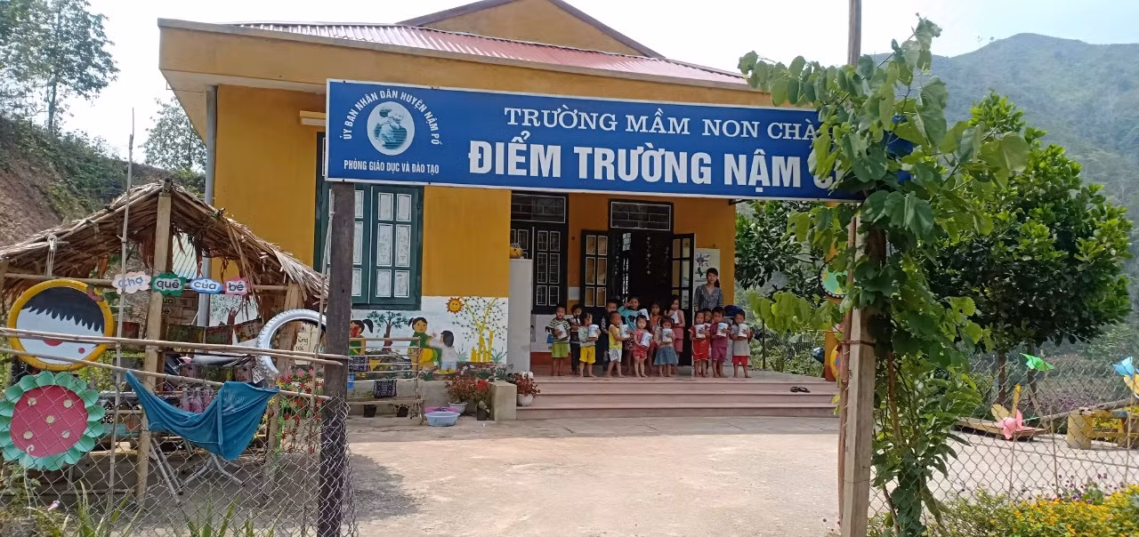 Ở nơi rừng thẳm, các cô giáo góp tiền nuôi học sinh đến trường ảnh 1