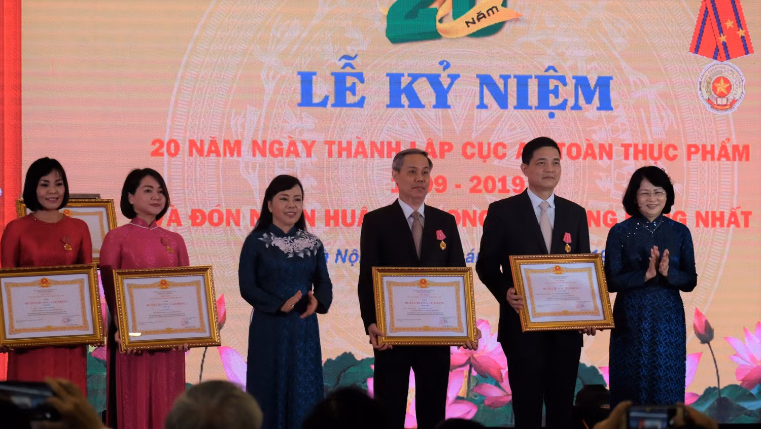 Các cá nhân được tặng Huân chương Lao động. Ảnh LC Các cá nhân được tặng Huân chương Lao động. Ảnh LC