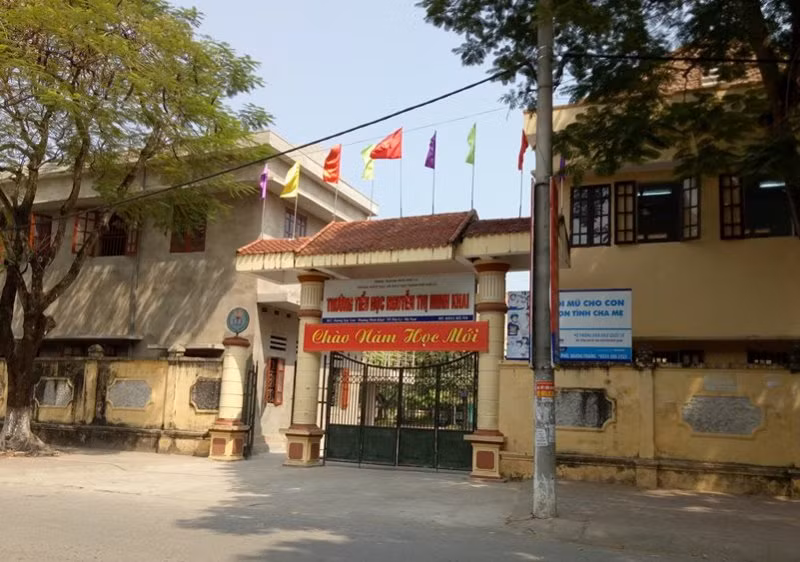 Phụ huynh Trường Tiểu học Nguyễn Thị Minh Khai cho rằng, trong thời gian hè, nhà trường phát sách giáo khoa thực nghiệm mô hình mới cho toàn học sinh khối lớp 2 và sau đó thu tiền (Ảnh MC)