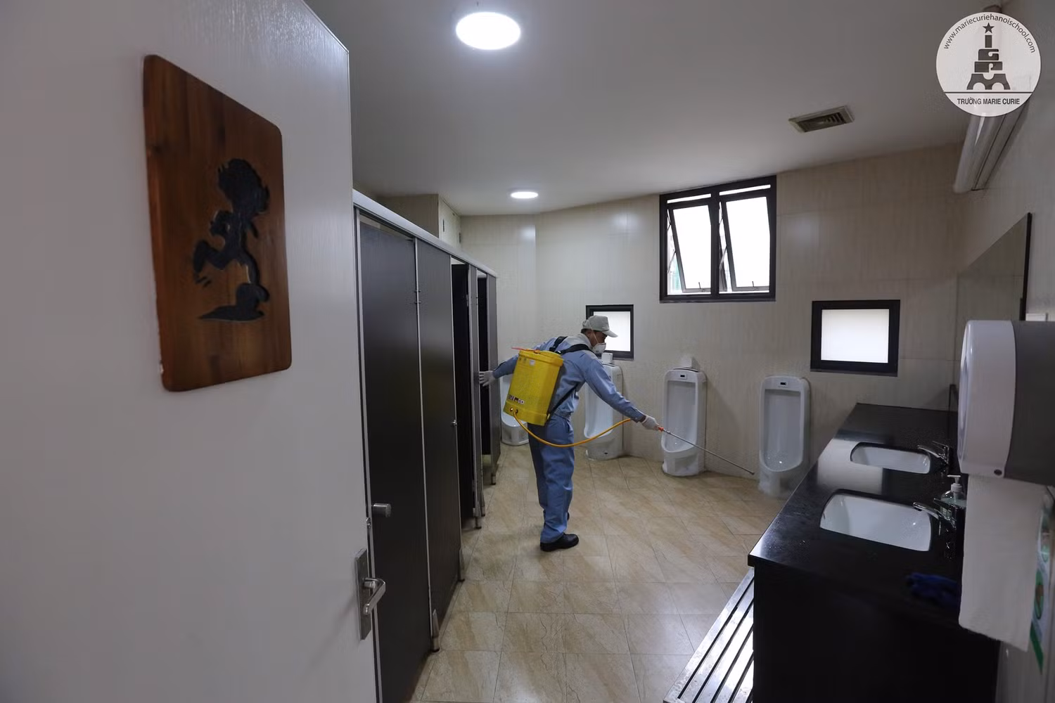 Theo thầy Nguyễn Xuân Khang, công tác phun khử trùng sẽ được tiến hành hàng tuần cho đến khi dịch bệnh đã được đẩy lùi.