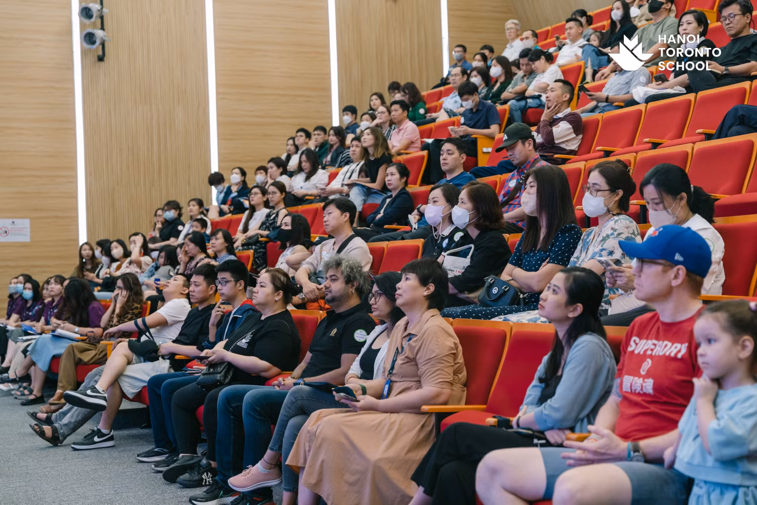Đông đảo phụ huynh tới lắng nghe tại buổi hội thảo