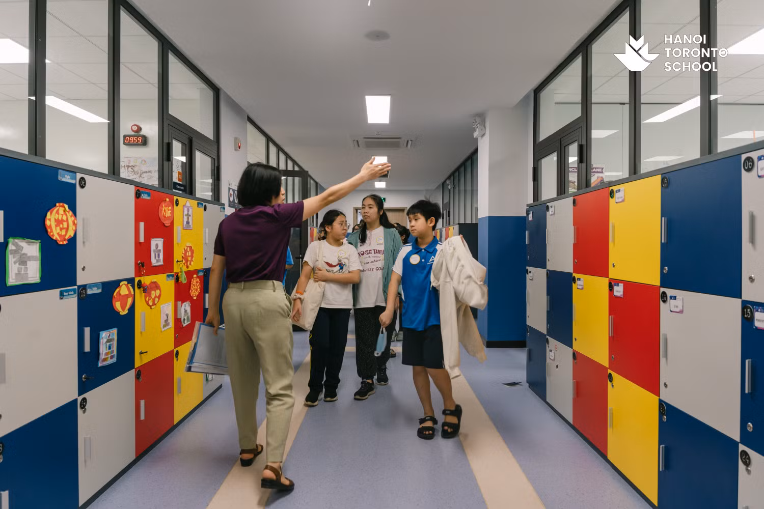 Để đáp ứng tính đa dạng văn hóa, đa dạng quốc gia trong môi trường quốc tế này, các tour tham quan Trường Hà Nội Toronto được thuyết minh bằng cả tiếng Việt, tiếng Anh, tiếng Hàn