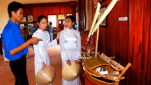 Các bạn trẻ Lý Sơn (Quảng Ngãi) tìm hiểu các hiện vật về Hoàng Sa tại Bảo tàng Hoàng Sa kiêm quản Bắc Hải ở Lý Sơn. Ảnh TT