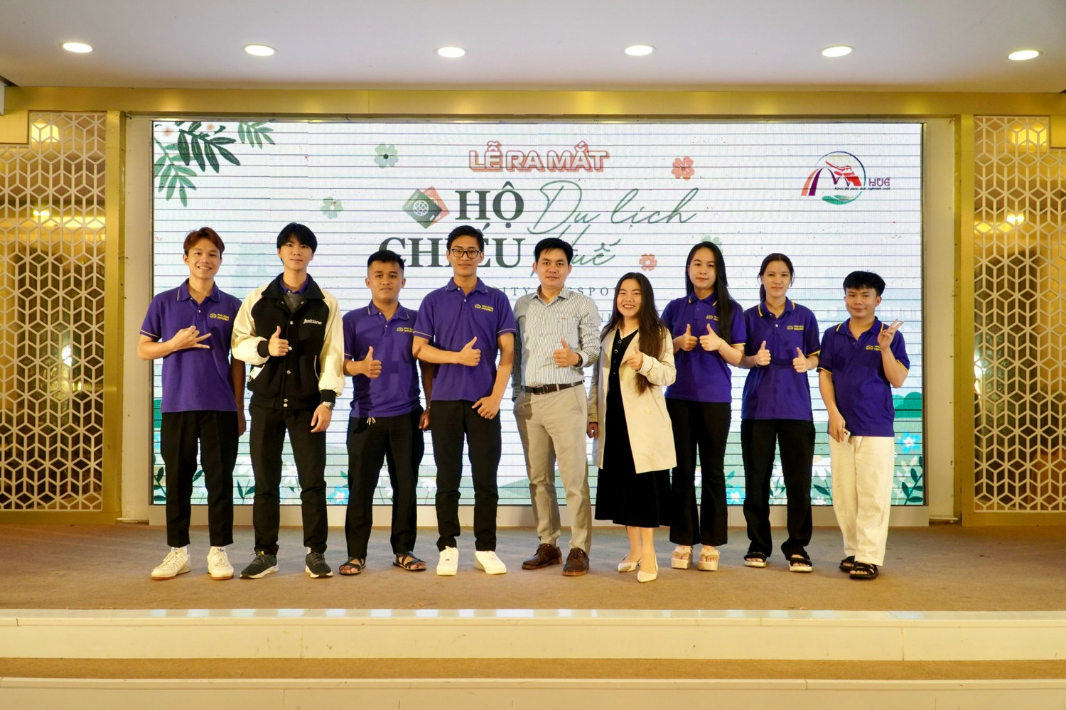 Thạc sĩ Hoàng Bá Lộc (áo sơ mi xanh ở giữa) cùng sinh viên ngành Quản trị dịch vụ du lịch và lữ hành, Khoa Du lịch - Ngoại ngữ, Trường Đại học Phú Xuân. Ảnh: NVCC.