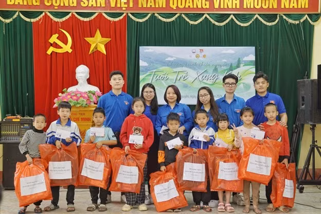 Sinh viên khoa Kinh tế chính trị, Học viện Báo chí và Tuyên truyền tham gia hoạt chương trình thiện nguyện Tuổi trẻ xung kích. Ảnh: NTCC