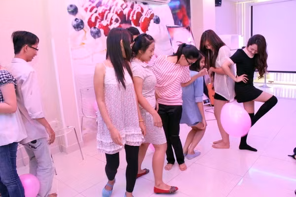 Bảo Anh nhiệt tình tham gia trò chơi cùng fan hâm mộ.