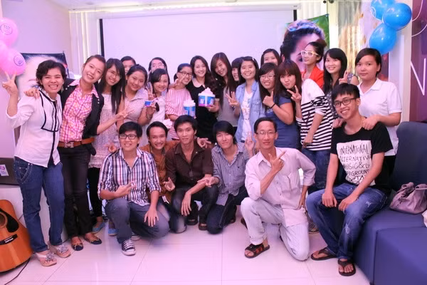 Kết thúc, Bảo Anh chụp hình kỉ niệm bên fan hâm mộ của mình.