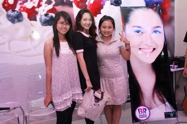 Cùng chụp hình kỷ niệm bên fan hâm mộ.