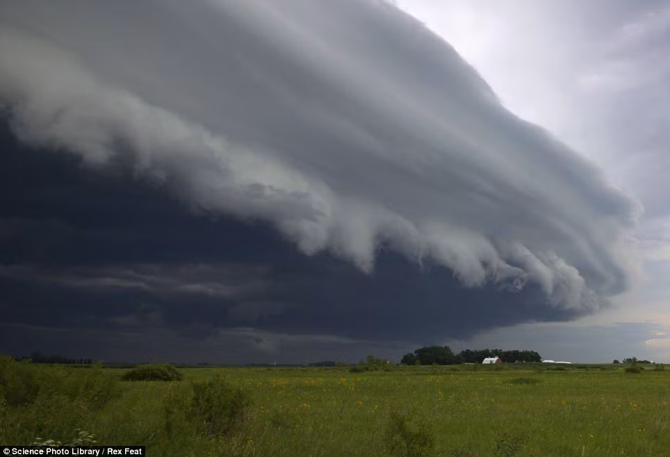 Một đám mây to phủ bóng trên bầu trời bang Minnesota, Mỹ, dấu hiệu cho một cơn dông lớn.