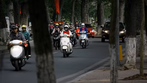 Tại Hà Nội: ngày mai, trời nhiều mây, có mưa vài nơi, sáng sớm có sương mù nhẹ, trưa chiều giảm mây trời nắng. Tại Hà Nội: ngày mai, trời nhiều mây, có mưa vài nơi, sáng sớm có sương mù nhẹ, trưa chiều giảm mây trời nắng.