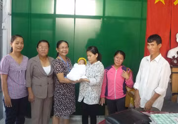 Đứa bé bị bỏ thùng rác về với mẹ ảnh 1 Đứa bé bị bỏ thùng rác về với mẹ ảnh 1
