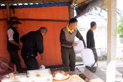 Mỗi ngày quán ông Tùng đón hàng trăm lượt khách đem can đến để mua sẵn hoặc thuê dẫn đi lấy 