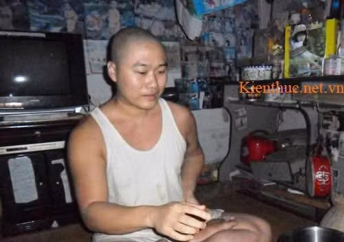 “Quái nhân” nhặt được vợ hơn 9 tuổi ảnh 1 “Quái nhân” nhặt được vợ hơn 9 tuổi, Tin tức trong ngày, quai nhan, nhat duoc vo, bai rac, nguoi tu hanh, hoan canh kho khan, hoan canh dac biet, phan beo dat, ro ra cap lai, vo chong, tinh nghia, cuu mang, tin tuc, tin nhanh, tin hot, vn