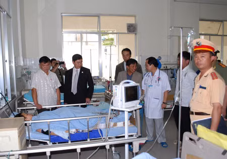 Lãnh đạo thành phố Đà Lạt đến thăm các nạn nhân đang bị thương tại bệnh viện