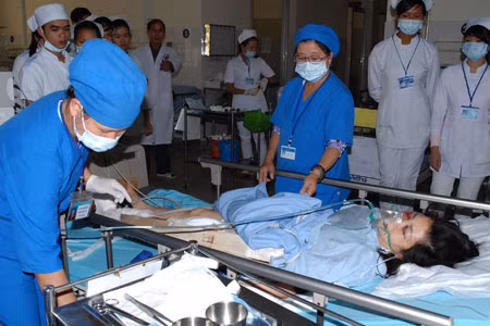 Đến sáng 23.5, sức khỏe của 3 người bị thương đã có dấu hiệu phục hồi nhưng vẫn đang trong tình trạng phải theo dõi chặt chẽ