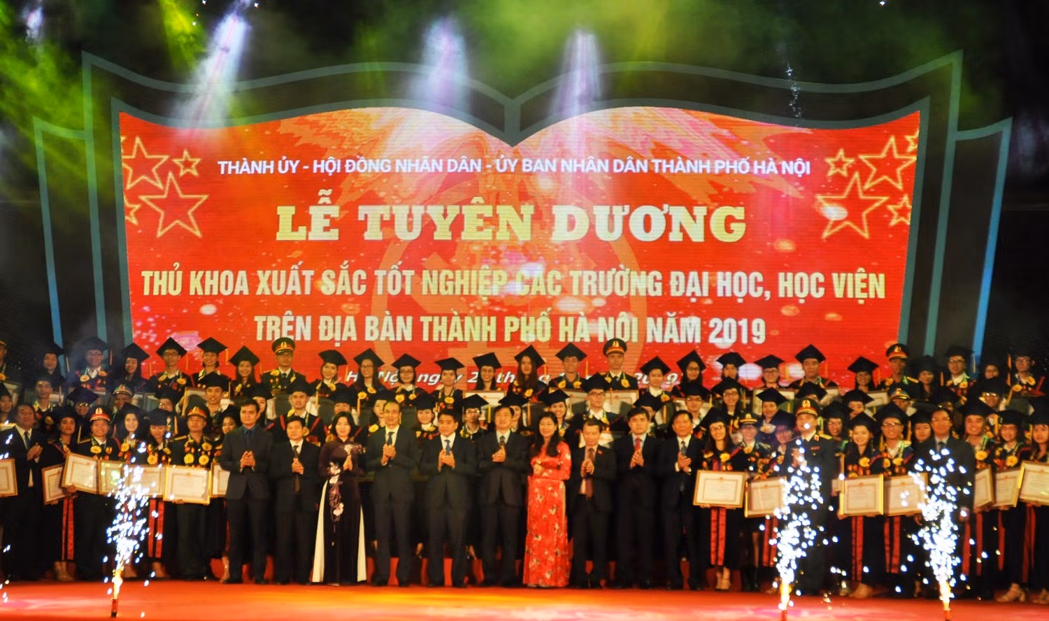Thủ khoa tốt nghiệp xuất sắc đến từ các trường đại học, học viện năm 2019 nhận Bằng khen từ lãnh đạo Ủy ban nhân dân thành phố Hà Nội. Ảnh: Công Tiến. Thủ khoa tốt nghiệp xuất sắc đến từ các trường đại học, học viện năm 2019 nhận Bằng khen từ lãnh đạo Ủy ban nhân dân thành phố Hà Nội. Ảnh: Công Tiến.