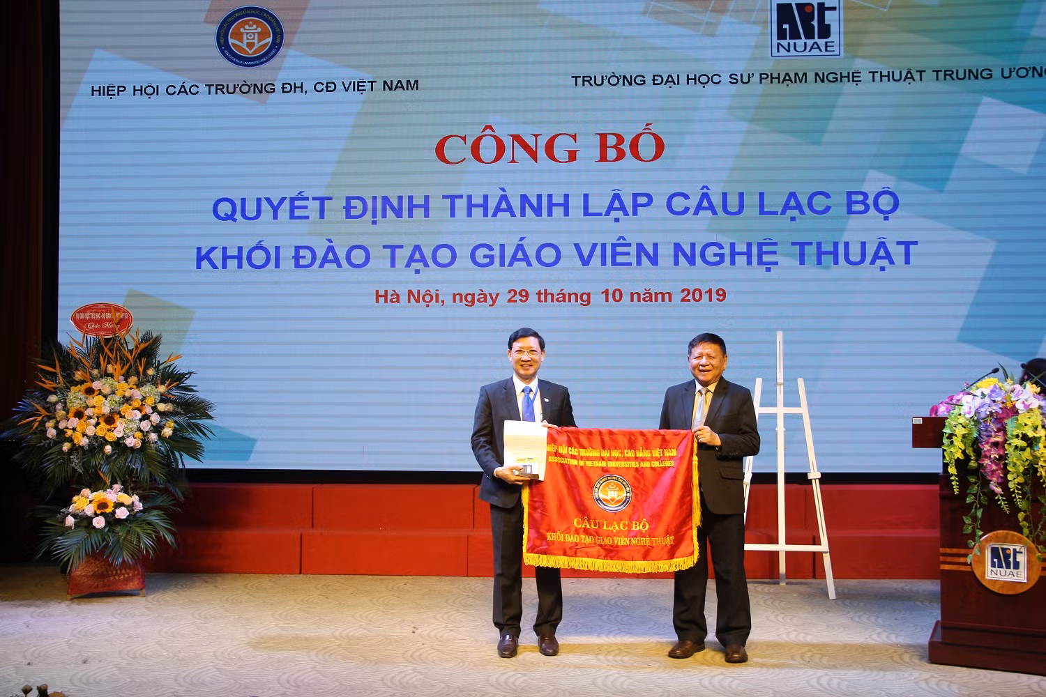 Phó giáo sư, Tiến sĩ Trần Xuân Nhĩ – Phó Chủ tịch Hiệp hội trao cờ cho đại diện Câu lạc bộ - Chủ nhiệm, Phó giáo sư, Tiến sĩ Đào Đăng Phượng.