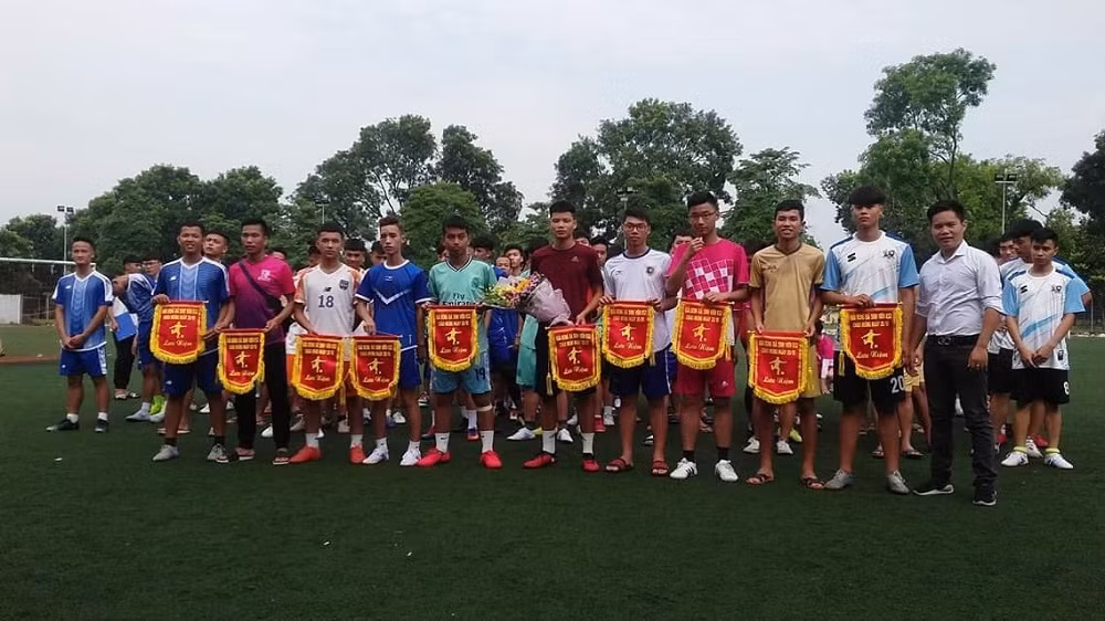 Các đội tham dự giải thể thao sinh viên nhận cờ lưu niệm của ban tổ chức. Ảnh: TB. Các đội tham dự giải thể thao sinh viên nhận cờ lưu niệm của ban tổ chức. Ảnh: TB.