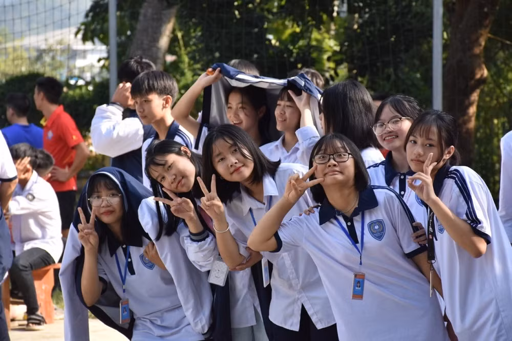 Cổ động viên cho trận chung kết bóng chuyền nam Ngành Giáo dục và Đào tạo tỉnh Điện Biên năm 2019. Ảnh: HN.