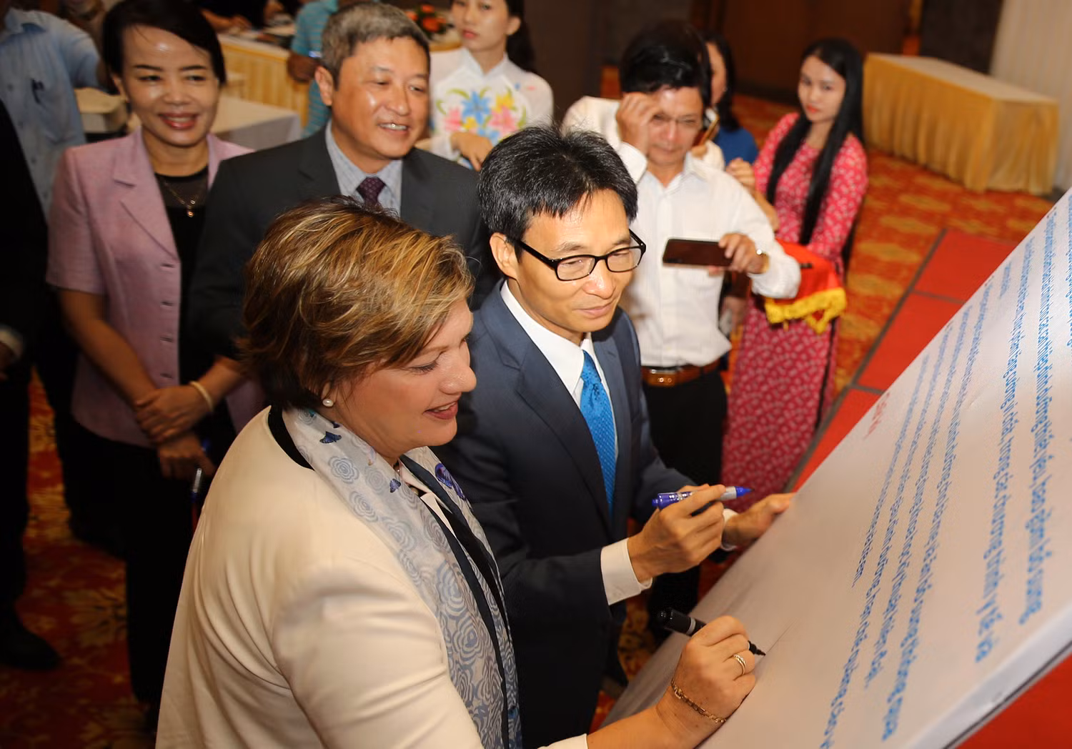Phó Thủ tướng Vũ Đức Đam cùng đại diện UNICEF ký cam kết ủng hộ cải thiện dinh dưỡng cho bà mẹ, trẻ em Việt Nam. Phó Thủ tướng Vũ Đức Đam cùng đại diện UNICEF ký cam kết ủng hộ cải thiện dinh dưỡng cho bà mẹ, trẻ em Việt Nam.