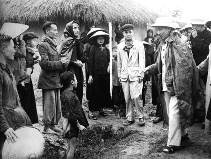 Bác Hồ thăm hỏi nhân dân xã Tân Phong, huyện Bình Xuyên, tỉnh Vĩnh Phúc (12/2/1956). Ảnh: TL