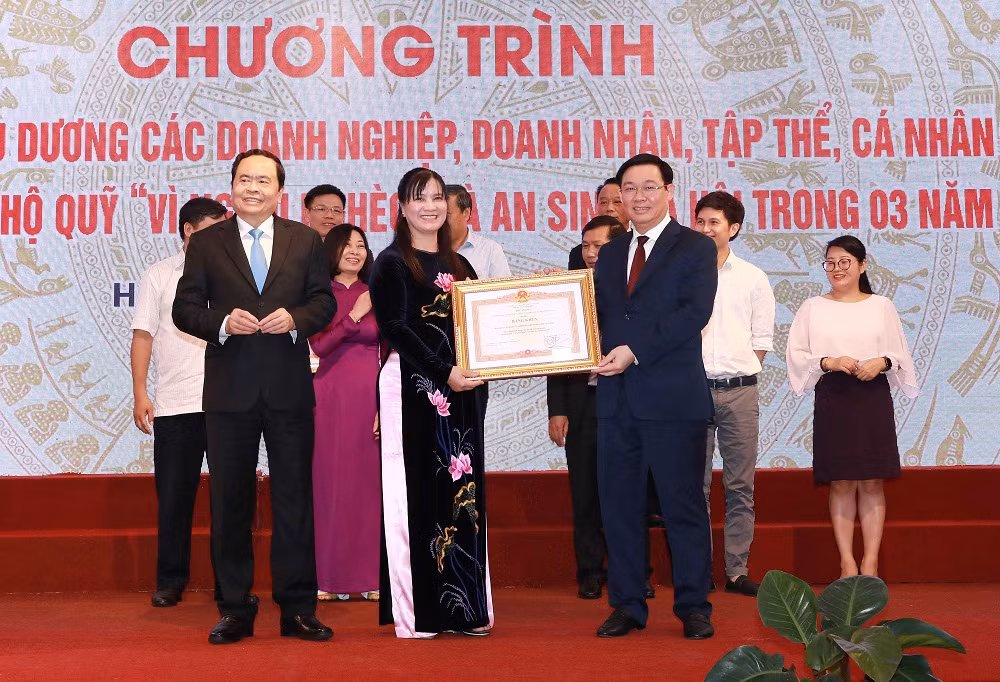 Phó Thủ tướng Vương Đình Huệ tặng Bằng khen cho các tập thể và cá nhân đạt thành tích xuất sắc. Ảnh: VGP/Thành Chung