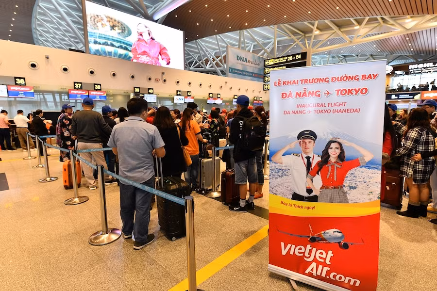 Hành khách xếp hàng làm thủ tục trong chuyến bay đầu tiên kết nối Đà Nẵng và Tokyo.