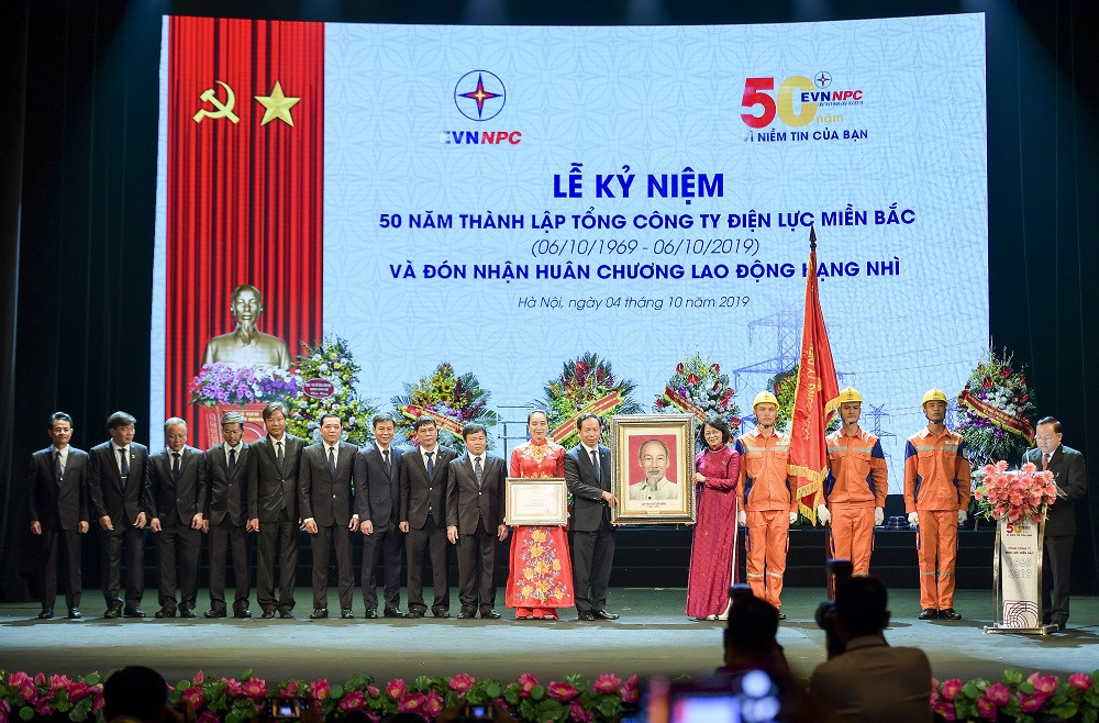 EVNNPC kỉ niệm 50 năm thành lập Tổng công ty Điện lực miền Bắc và đón nhận huân chương lao động hạng nhì.