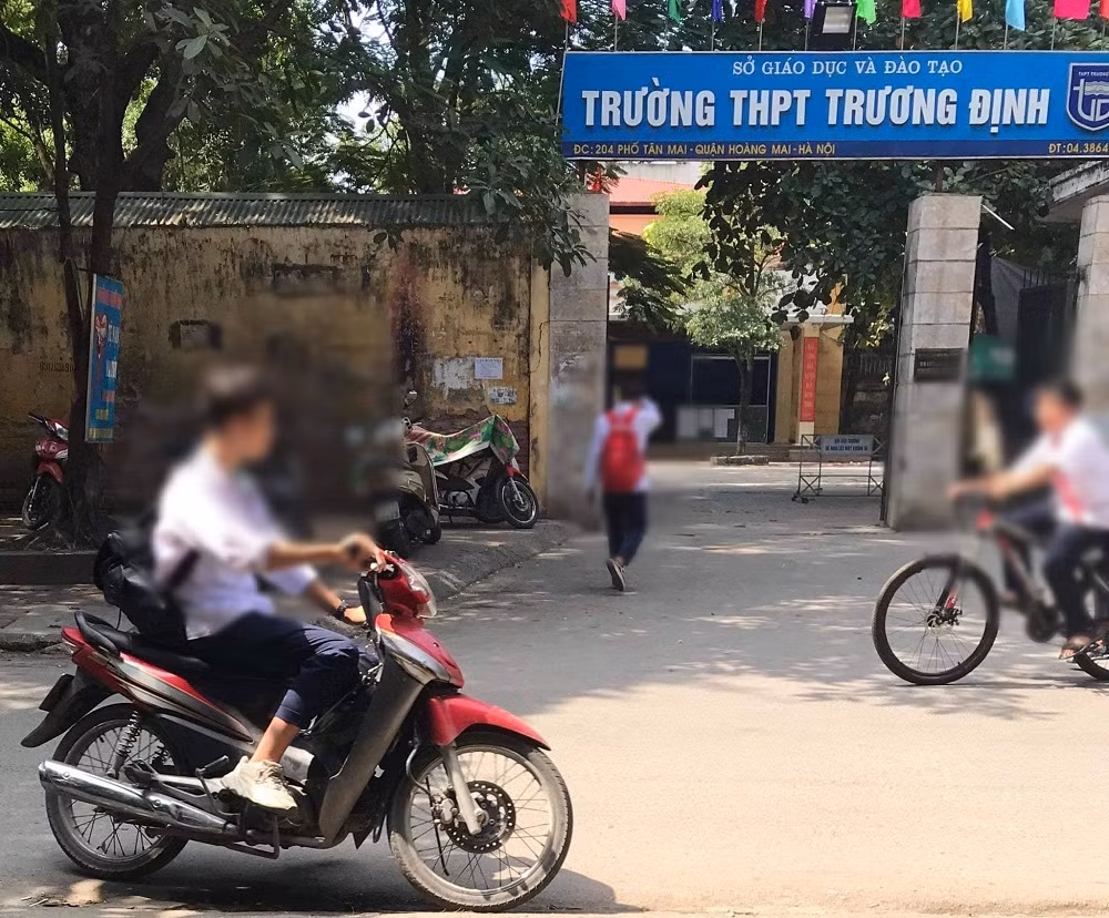 Tình trạng học sinh đi xe máy không đội mũ bảo hiểm cũng diễn ra khá phổ biến. (Ảnh: Đức Minh).