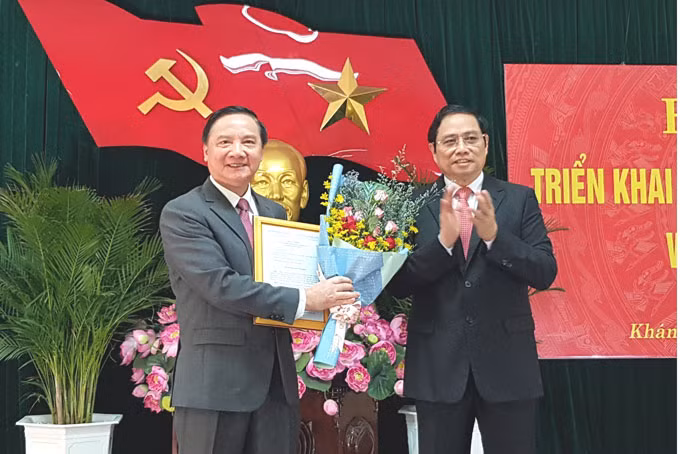 Đồng chí Phạm Minh Chính trao quyết định và chúc mừng đồng chí Nguyễn Khắc Định. Đồng chí Phạm Minh Chính trao quyết định và chúc mừng đồng chí Nguyễn Khắc Định.