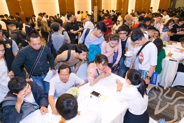 Các bàn tư vấn luôn thu hút đông đảo khách mời tìm hiểu thông tin về tuyển sinh.