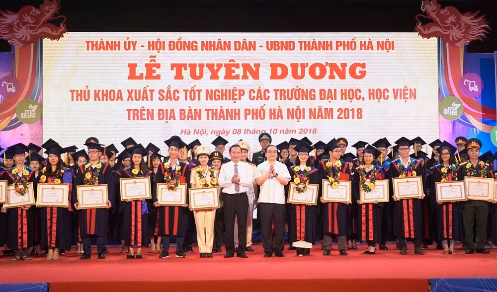 Năm 2019, thành phố Hà Nội sẽ tuyên dương 86 thủ khoa xuất sắc tốt nghiệp các trường đại học, học viện trên địa bàn Hà Nội (Ảnh minh họa: Nguyễn Cúc). Năm 2019, thành phố Hà Nội sẽ tuyên dương 86 thủ khoa xuất sắc tốt nghiệp các trường đại học, học viện trên địa bàn Hà Nội (Ảnh minh họa: Nguyễn Cúc).