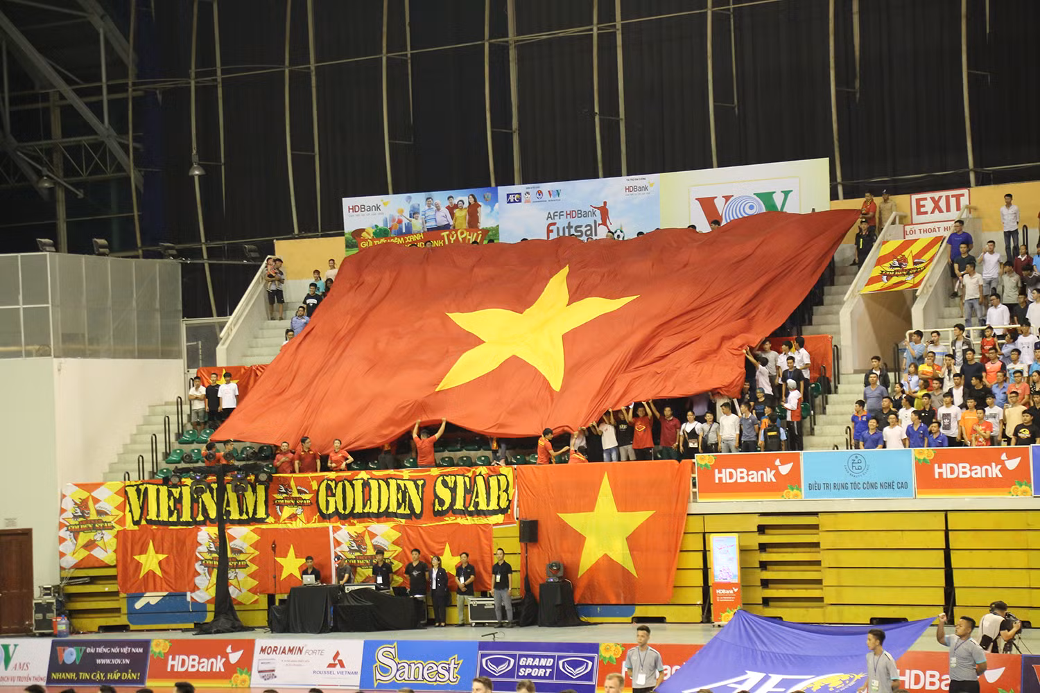 Lá cờ Việt Nam đã xuất hiện trên khán đài như 1 tín hiệu ăn mừng khi tuyển Việt Nam ghi bàn.
