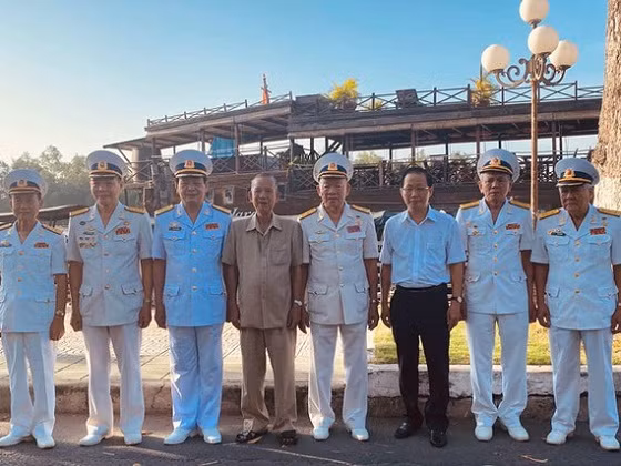 Lãnh đạo Hội truyền thống đường Hồ Chí Minh trên biển chụp hình với nguyên Phó Thủ Tướng Trương Vĩnh Trọng và Phó Chủ tịch Ủy ban nhân dân tỉnh Bến Tre Nguyễn Trúc Sơn. Ảnh: Minh Tuấn. Lãnh đạo Hội truyền thống đường Hồ Chí Minh trên biển chụp hình với nguyên Phó Thủ Tướng Trương Vĩnh Trọng và Phó Chủ tịch Ủy ban nhân dân tỉnh Bến Tre Nguyễn Trúc Sơn. Ảnh: Minh Tuấn.