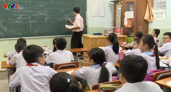 Giáo viên giảng dạy cho các em học sinh (Ảnh minh họa: vtv.vn).