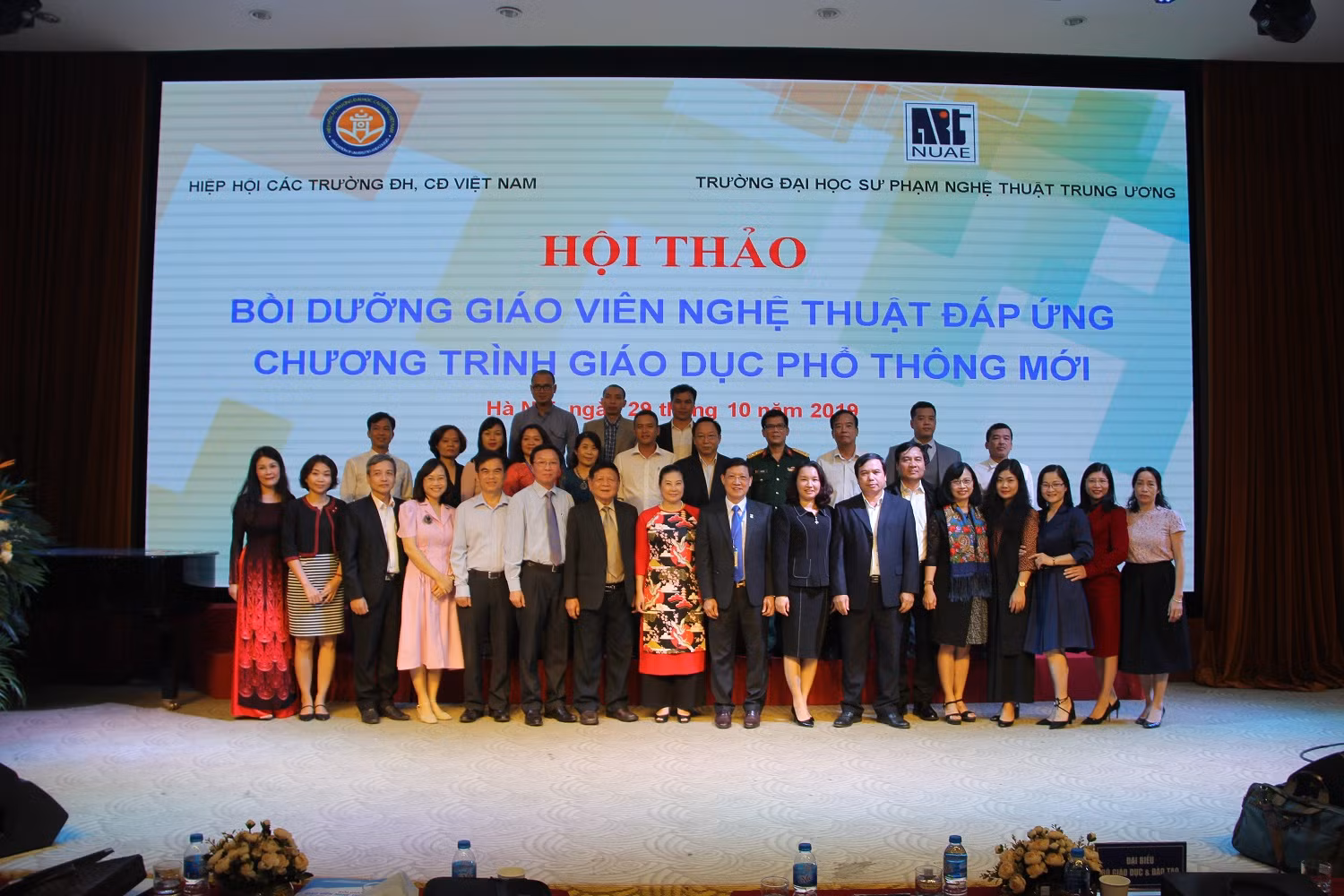 Các vị đại biểu chụp ảnh lưu niệm tại Hội thảo khoa học “Bồi dưỡng giáo viên nghệ thuật đáp ứng chương trình giáo dục phổ thông mới”.