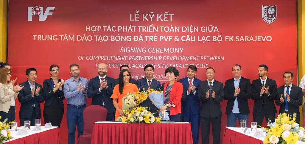 Bà Phan Thu Hương, Tổng giám đốc PVF và Bà Sabrina Buljubasic, Tổng Giám đốc Câu lạc bộ bóng đá FK Sarajevo Ký kết hợp tác phát triển toàn diện giữa PVF và FK Sarajevo.