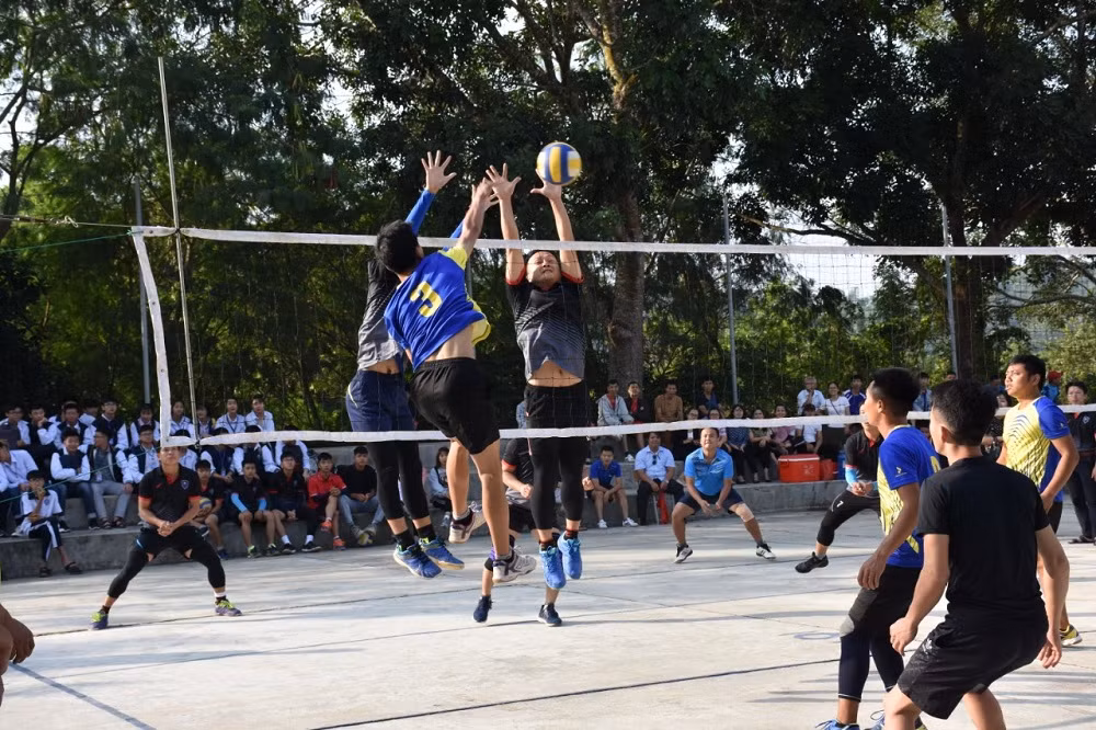 Trận chung kết được mong đợi giữa Trường trung học phổ thông Lương Thế Vinh và Trường dân tộc nội trú trung học phổ thông Mường Ảng. Ảnh: HN.