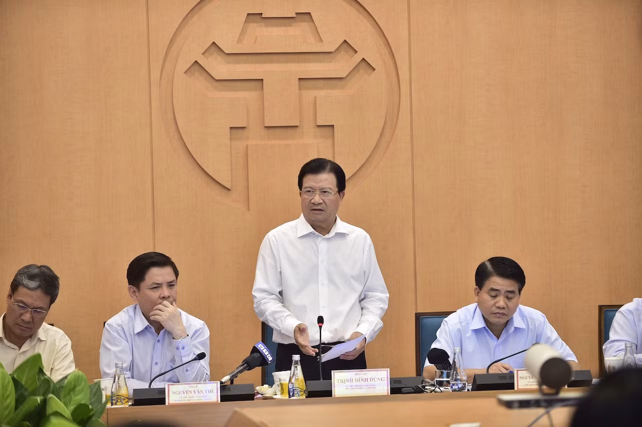 Phó Thủ tướng Trịnh Đình Dũng chỉ đạo cuộc họp các dự án giao thông trọng điểm trên địa bàn Hà Nội. Ảnh: VGP/Đoàn Bắc