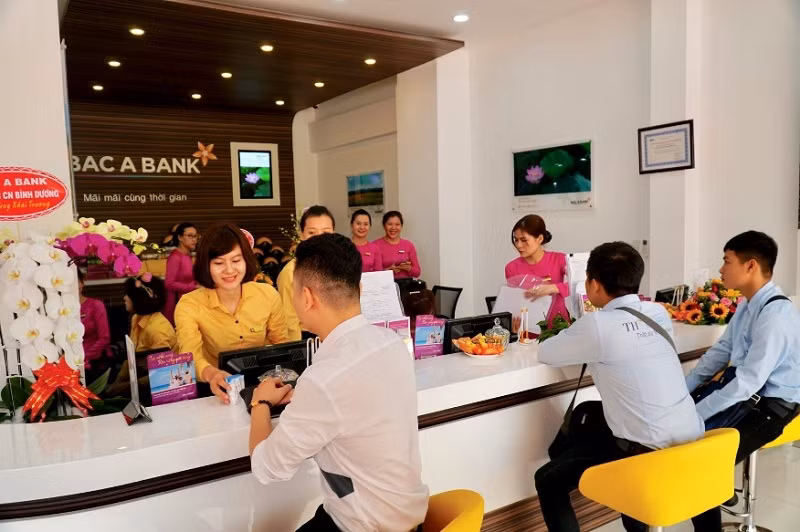 Đông đảo khách hàng đến giao dịch tại Chi nhánh Long An trong ngày khai trương.