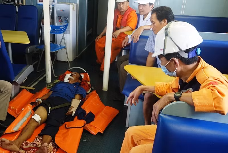 Vượt giông bão, cứu nạn tàu cá có nguy cơ bị chìm trên biển ảnh 2 Vượt giông bão, cứu nạn tàu cá có nguy cơ bị chìm trên biển ảnh 2